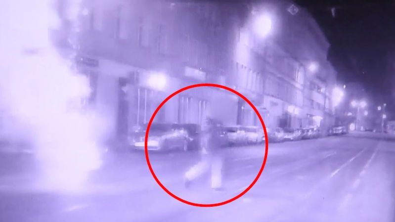 Muž odpálil v noci v centru Brna ohňostroj. Strážníci ho po „čau” zmizet nenechali